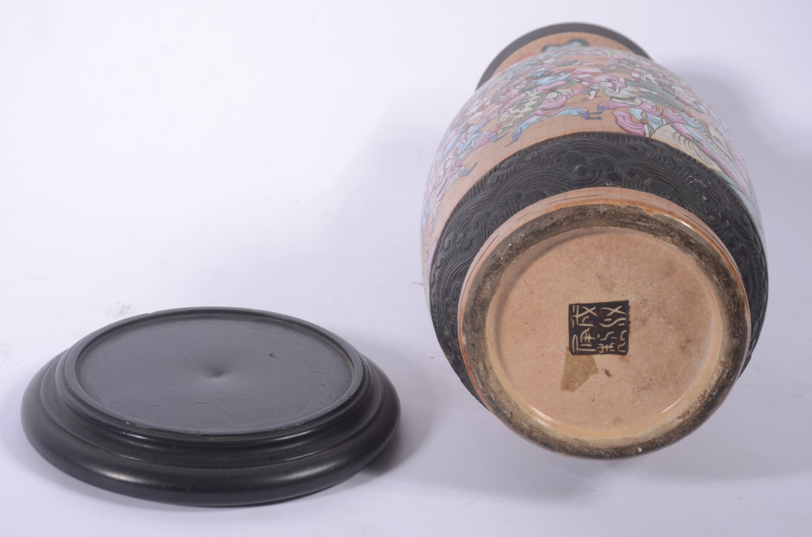 Vaso de faiança oriental decorado com guerreiros em policromia, base... - foto 10 de 11