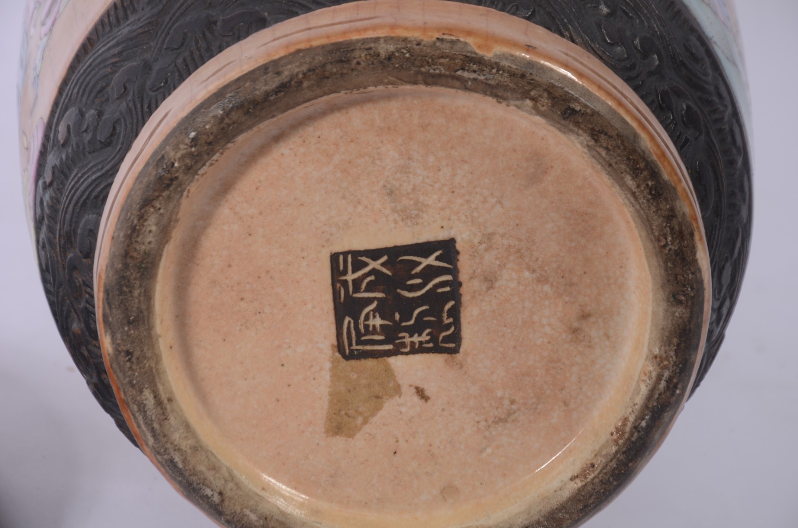 Vaso de faiança oriental decorado com guerreiros em policromia, base... - foto 11 de 11