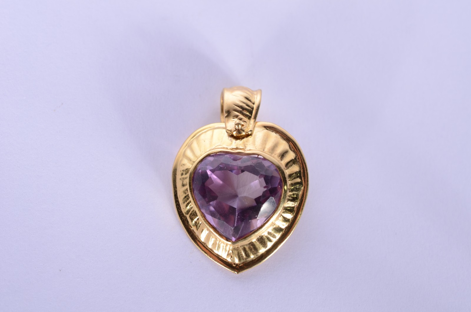 Pendente de ouro 18 k., na forma de coração com pedra lilás. (Por... - foto 1 de 3
