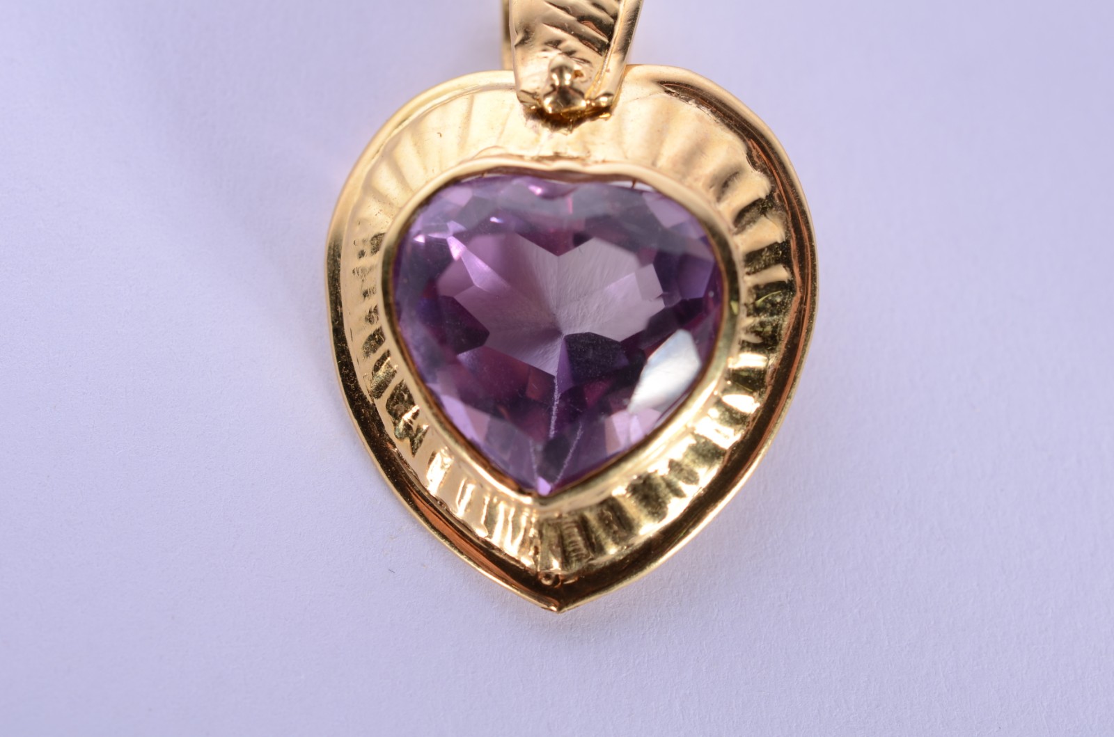 Pendente de ouro 18 k., na forma de coração com pedra lilás. (Por... - foto 2 de 3