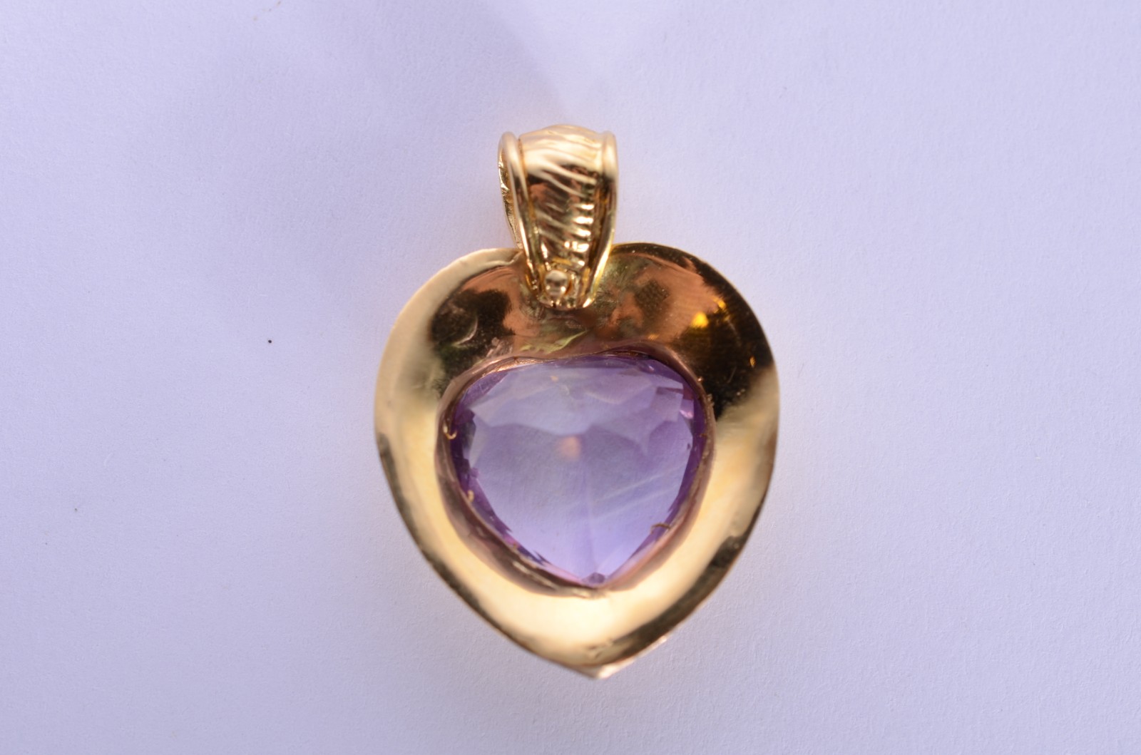 Pendente de ouro 18 k., na forma de coração com pedra lilás. (Por... - foto 3 de 3