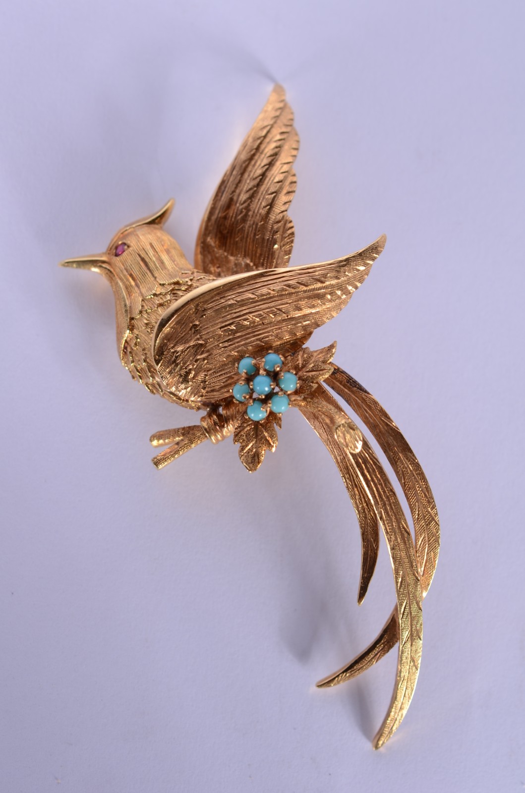 Broche de ouro 18 k., na forma de pássaro com pequenas pedras azuis... - foto 1 de 7