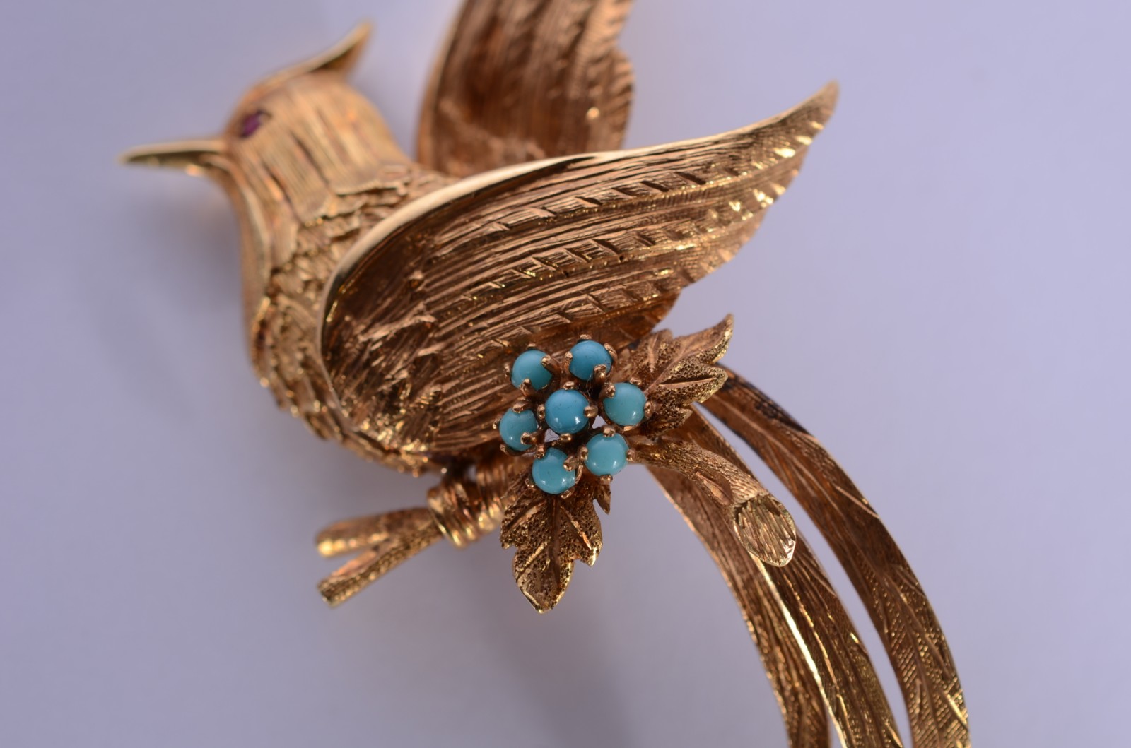 Broche de ouro 18 k., na forma de pássaro com pequenas pedras azuis... - foto 2 de 7