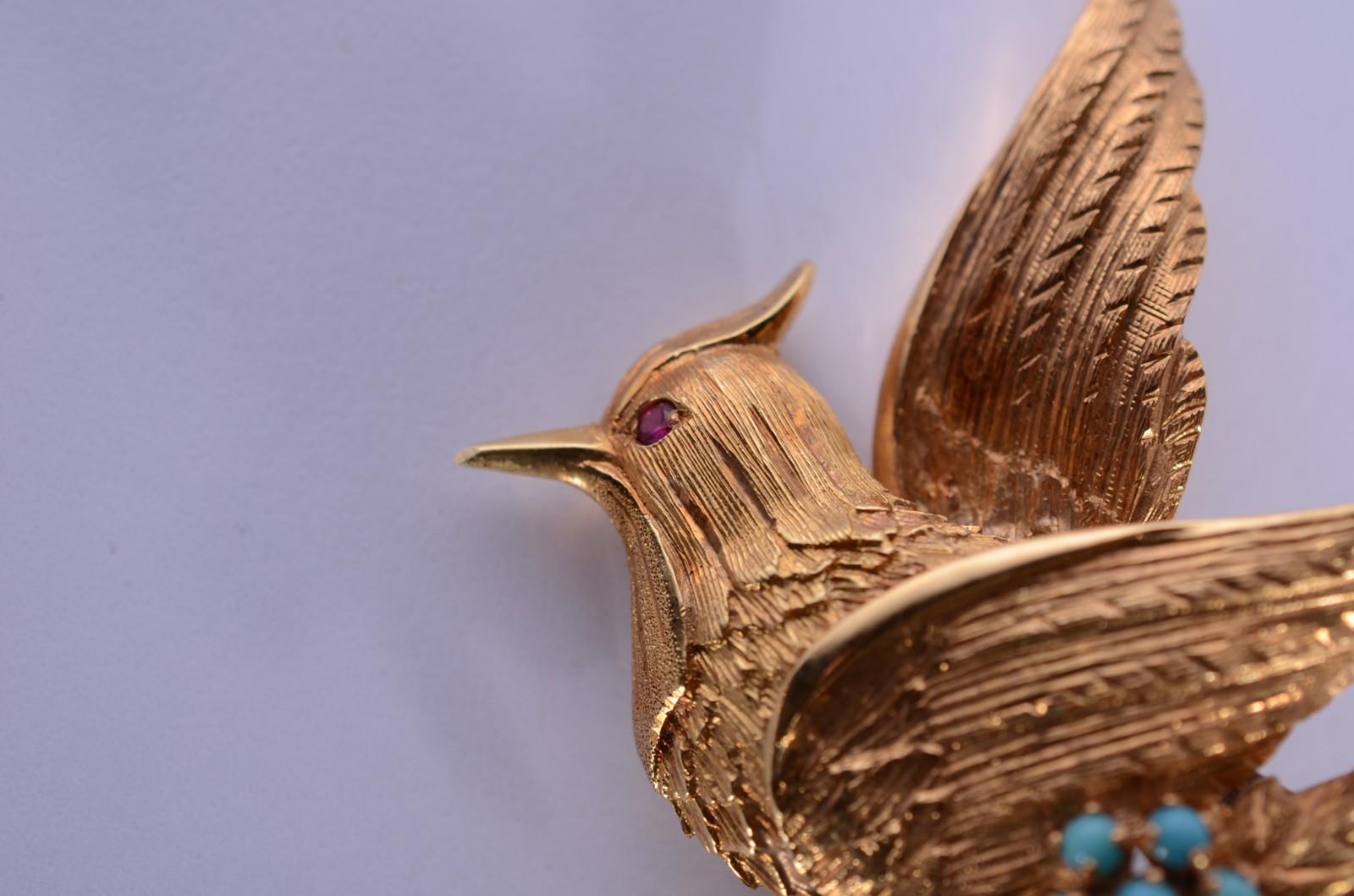 Broche de ouro 18 k., na forma de pássaro com pequenas pedras azuis... - foto 3 de 7