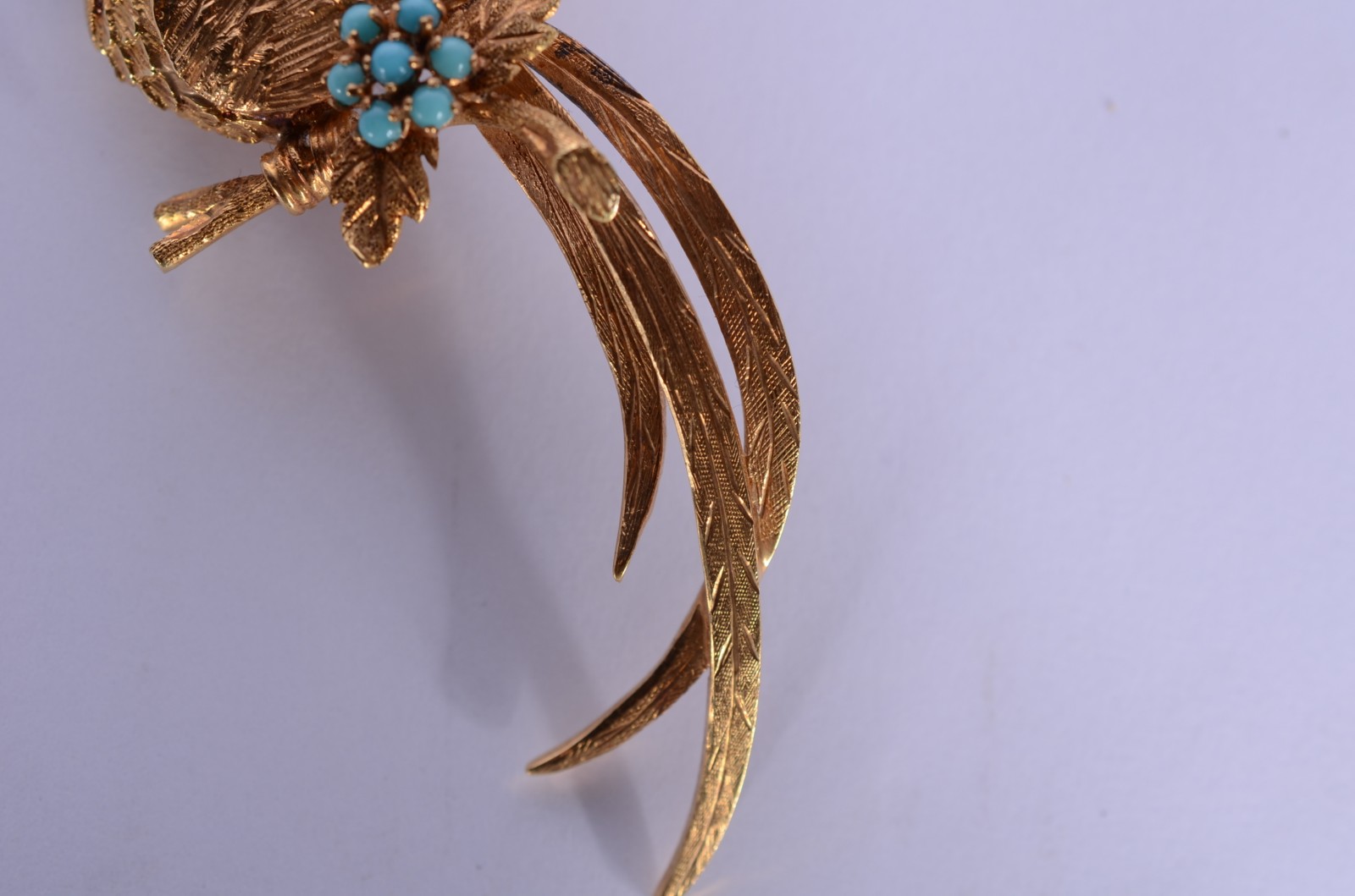 Broche de ouro 18 k., na forma de pássaro com pequenas pedras azuis... - foto 4 de 7