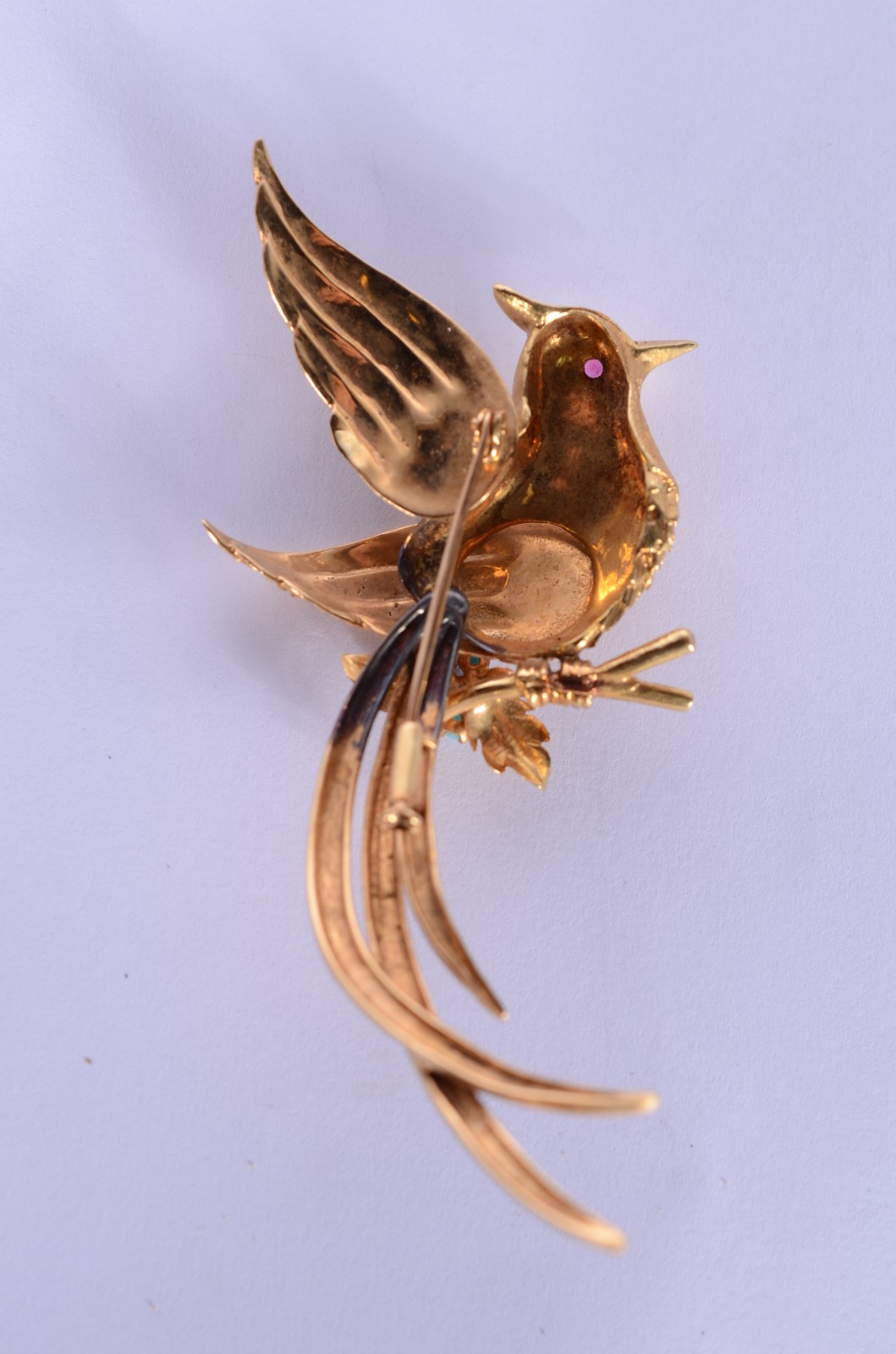 Broche de ouro 18 k., na forma de pássaro com pequenas pedras azuis... - foto 5 de 7