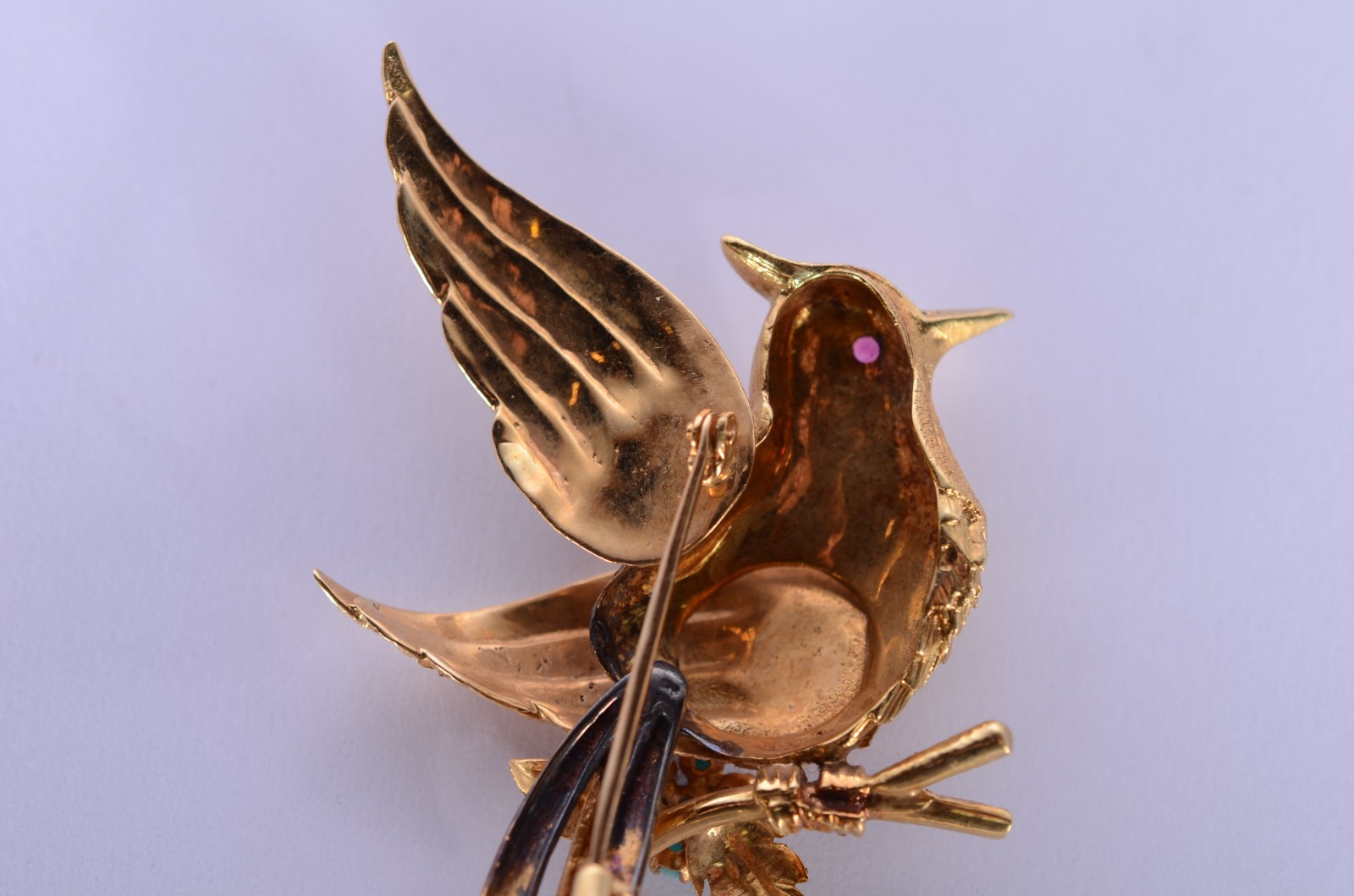 Broche de ouro 18 k., na forma de pássaro com pequenas pedras azuis... - foto 6 de 7