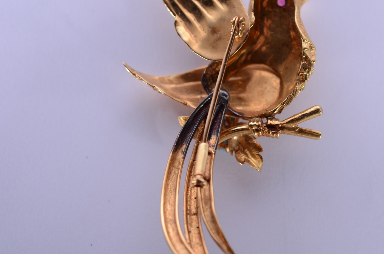 Broche de ouro 18 k., na forma de pássaro com pequenas pedras azuis... - foto 7 de 7