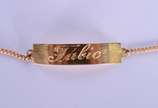 Pulseira de ouro 18 k., com nome gravado. (Por ... - Pulseira de ouro 18 k., com nome gravado. (Por motivos de segurança a peça não se encontra na loja).
