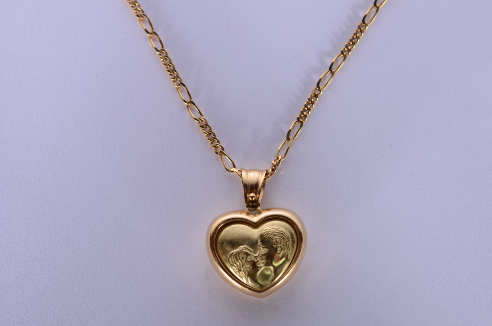 Colar de ouro 18 k., pendente na forma de coração. (Por motivos de... - foto 1 de 6