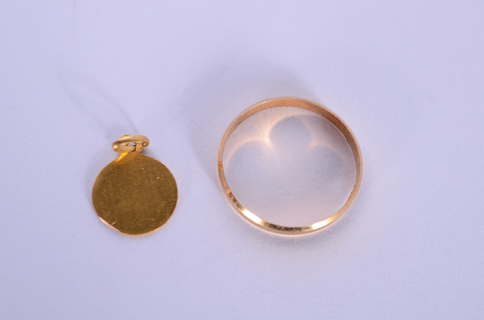 Duas peças de ouro, sendo: aliança, contraste 750 mls e medalha., aro... - foto 3 de 6