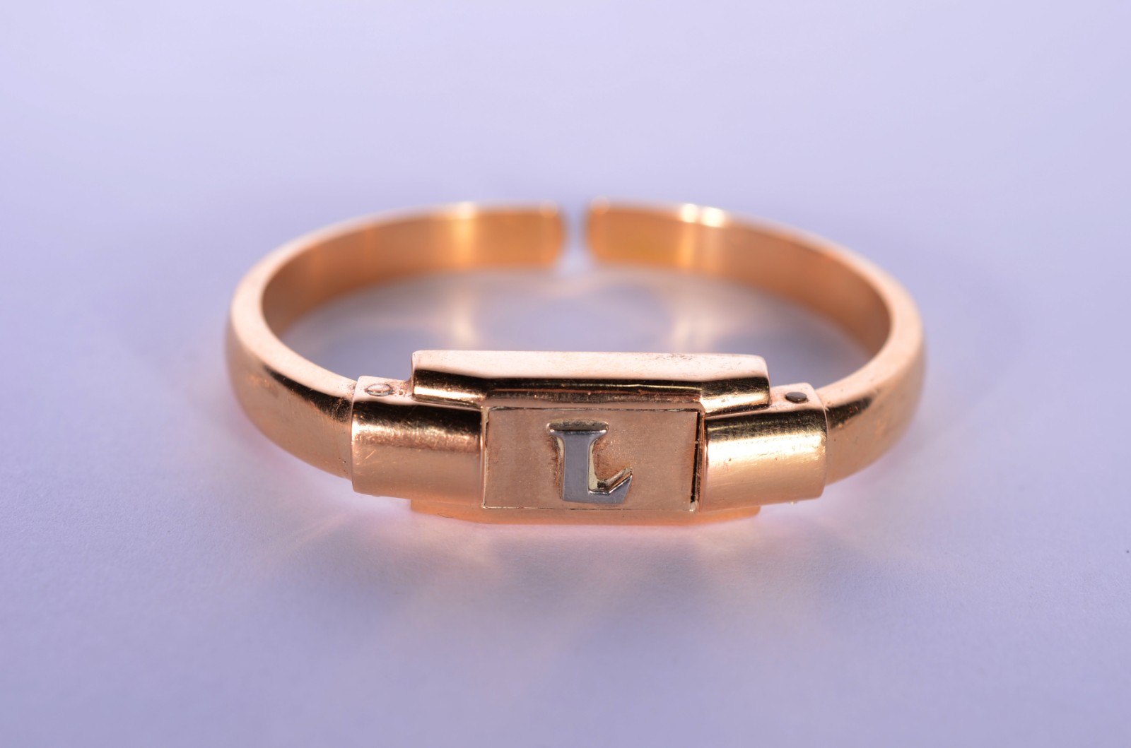Pulseira de ouro 18 k., com letra "L". (Por motivos de segurança a... - foto 1 de 4