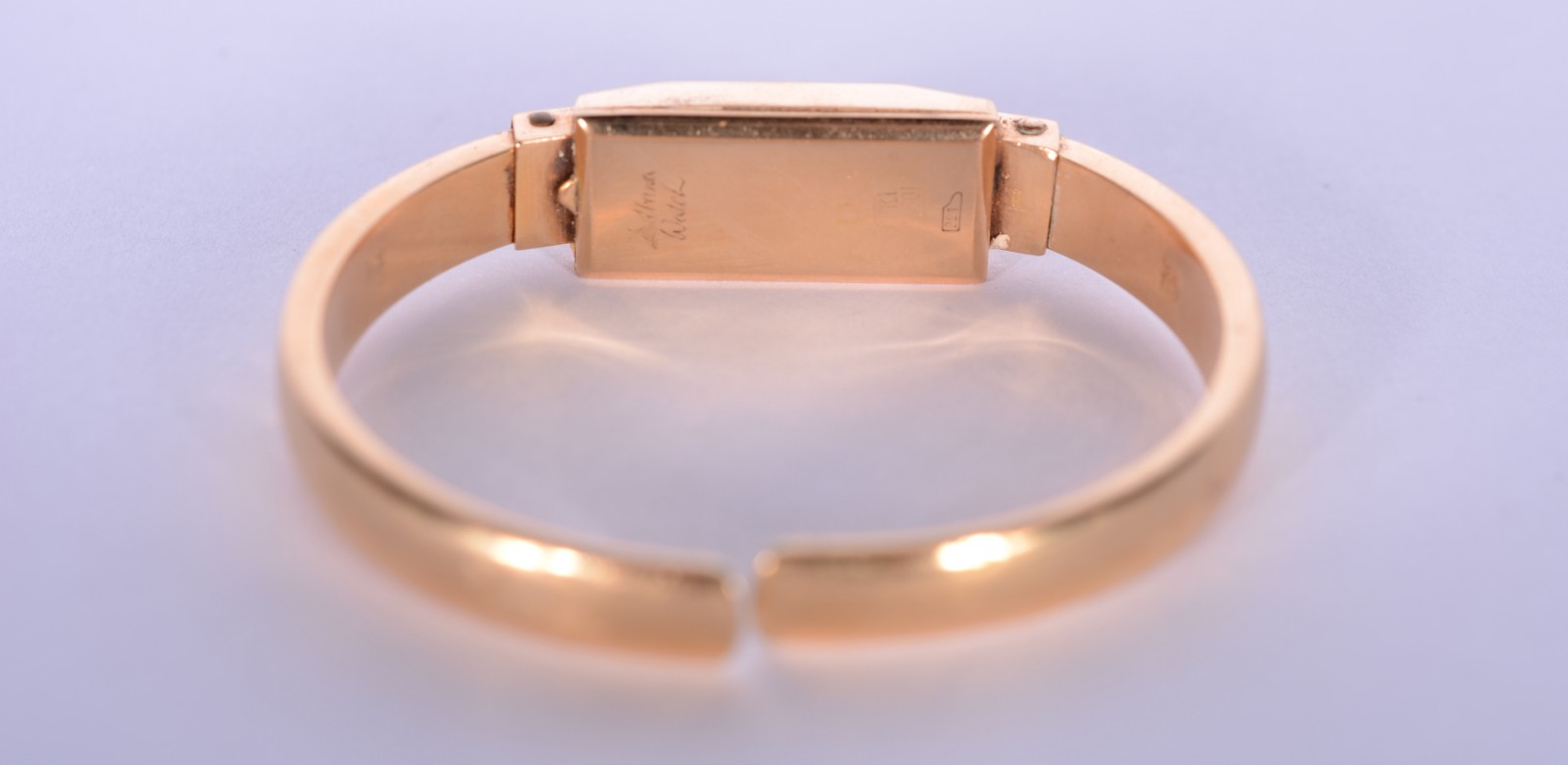 Pulseira de ouro 18 k., com letra "L". (Por motivos de segurança a... - foto 2 de 4