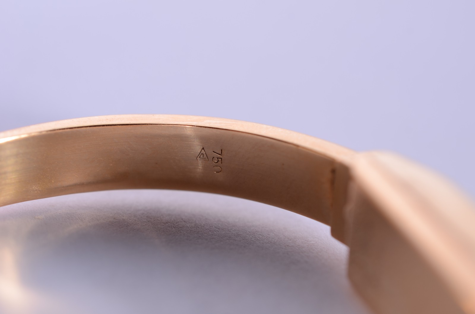 Pulseira de ouro 18 k., com letra "L". (Por motivos de segurança a... - foto 3 de 4
