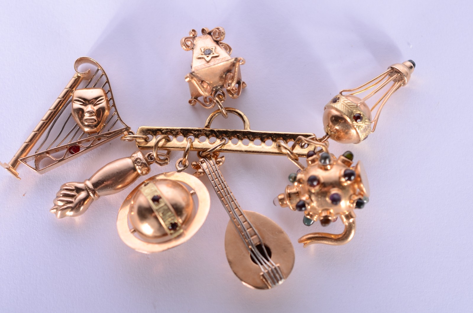 Sete berloques ouro 18 k., suporte de metal dourado. (Por motivos de... - foto 1 de 5