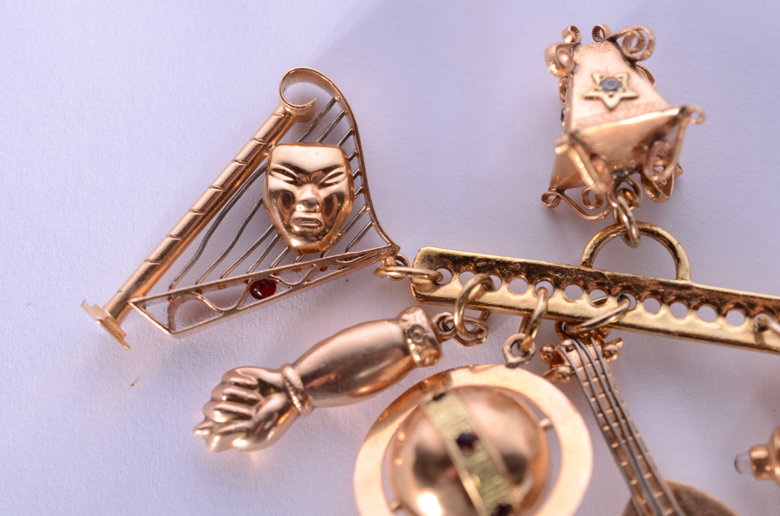 Sete berloques ouro 18 k., suporte de metal dourado. (Por motivos de... - foto 2 de 5