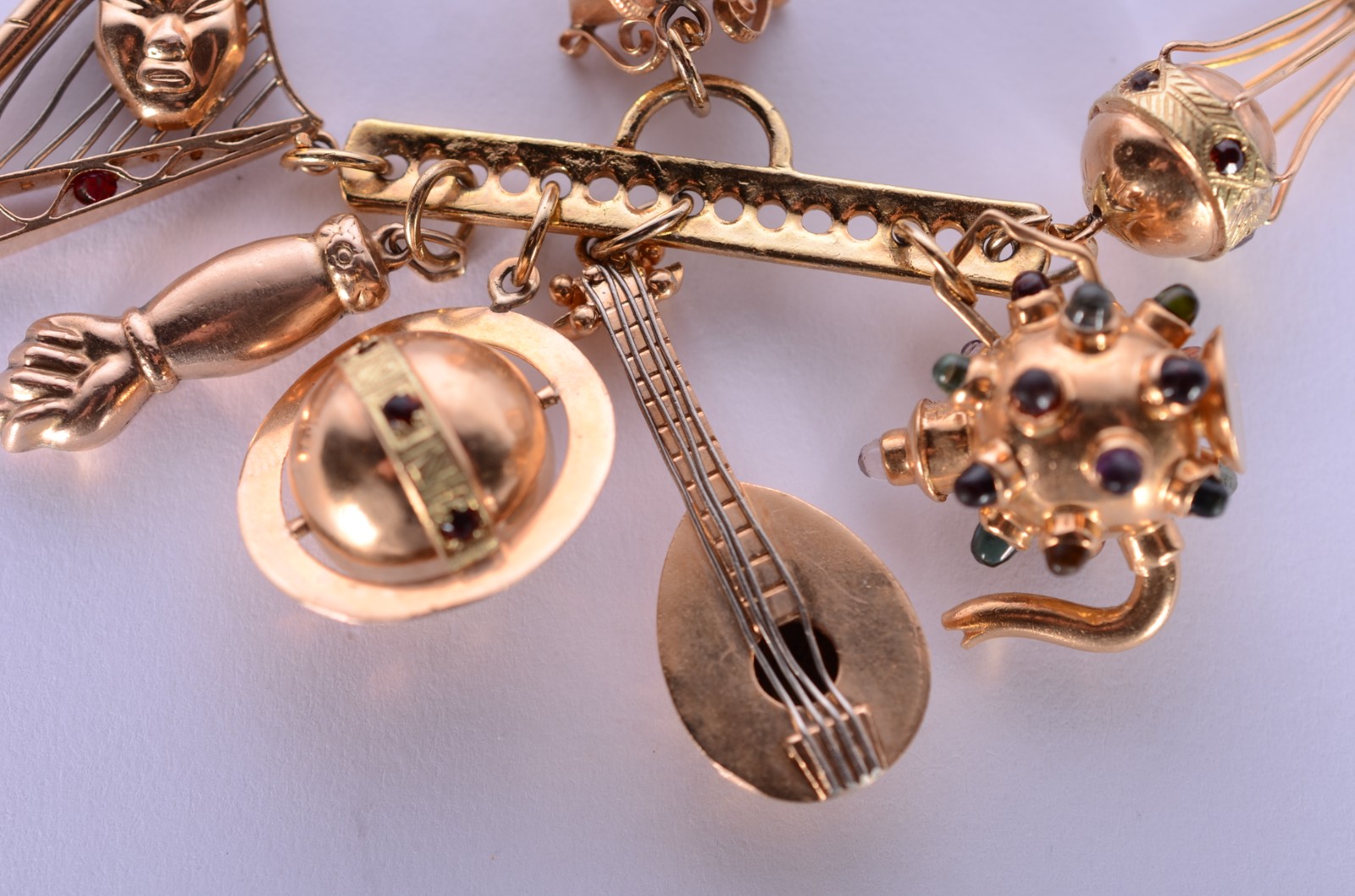 Sete berloques ouro 18 k., suporte de metal dourado. (Por motivos de... - foto 3 de 5