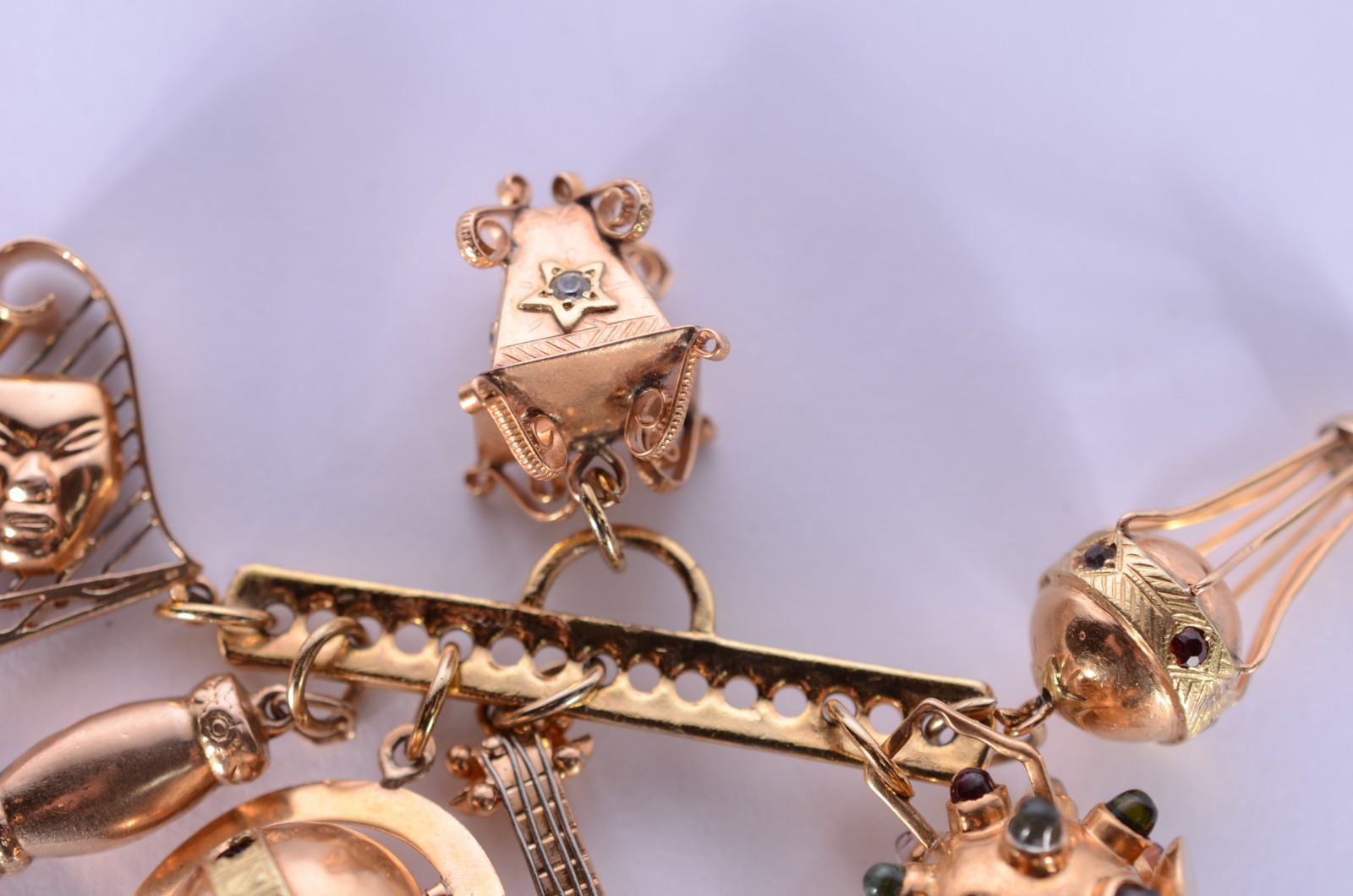Sete berloques ouro 18 k., suporte de metal dourado. (Por motivos de... - foto 4 de 5