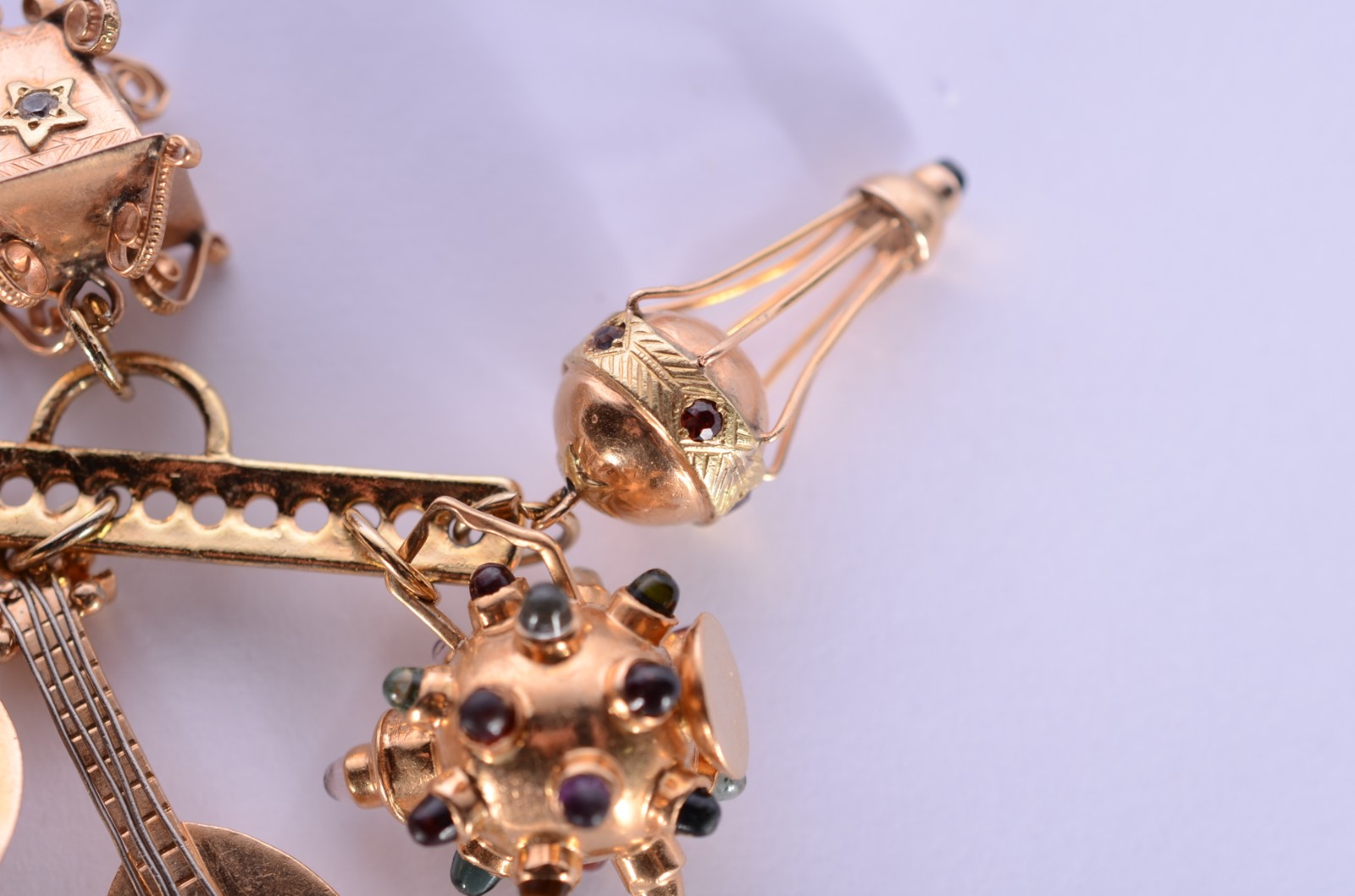 Sete berloques ouro 18 k., suporte de metal dourado. (Por motivos de... - foto 5 de 5