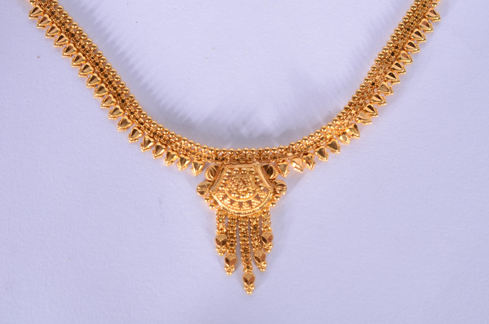 Colar de ouro 18 k., trabalhado ao gosto oriental. (Por motivos de... - foto 1 de 7