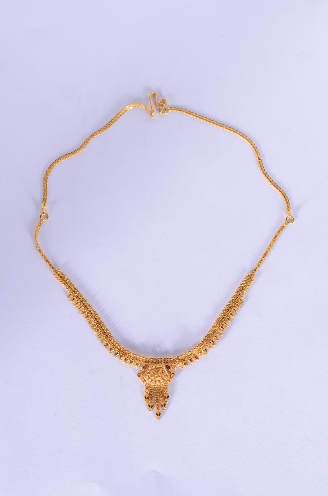 Colar de ouro 18 k., trabalhado ao gosto oriental. (Por motivos de... - foto 2 de 7