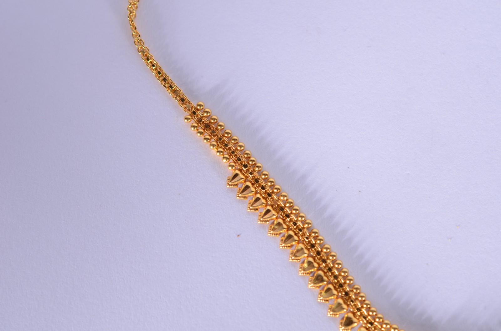 Colar de ouro 18 k., trabalhado ao gosto oriental. (Por motivos de... - foto 3 de 7