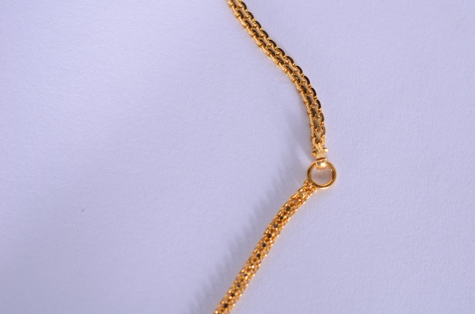 Colar de ouro 18 k., trabalhado ao gosto oriental. (Por motivos de... - foto 4 de 7