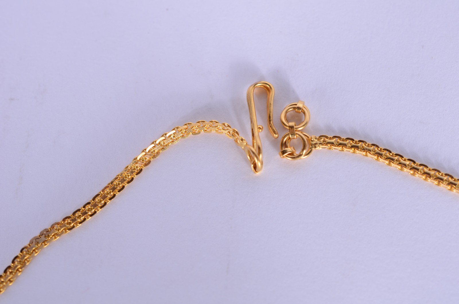 Colar de ouro 18 k., trabalhado ao gosto oriental. (Por motivos de... - foto 5 de 7