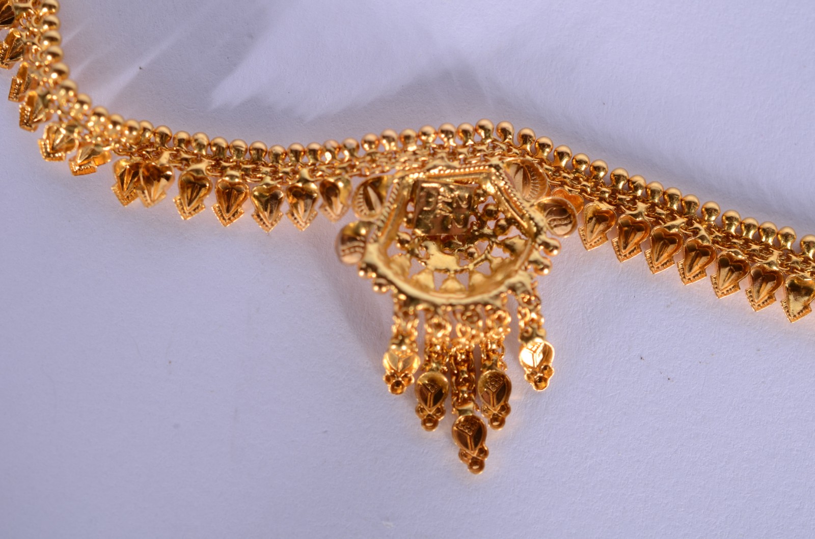 Colar de ouro 18 k., trabalhado ao gosto oriental. (Por motivos de... - foto 6 de 7