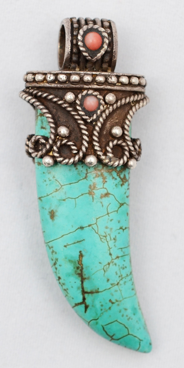 Pendente de prata (com contraste), turquesa e coral. Medidas 2 x 6 cm.