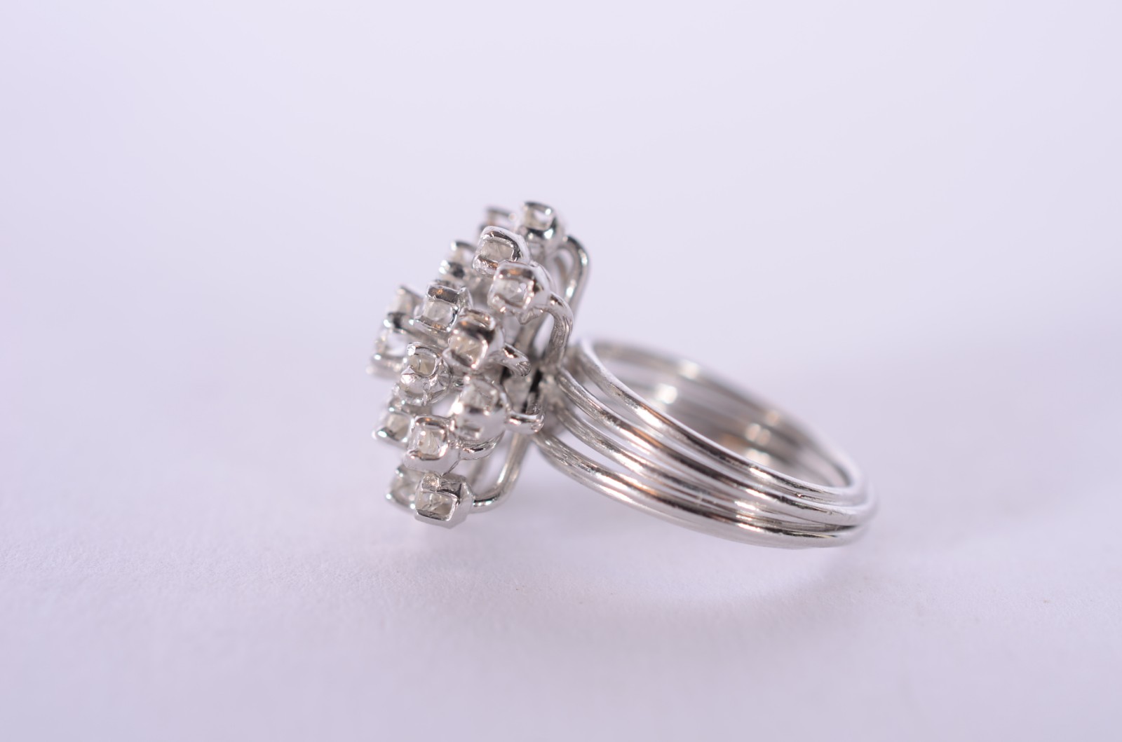 Anel de platina com aproximadamente 25 brilhantes com 1 ct lapidação... - foto 4 de 8