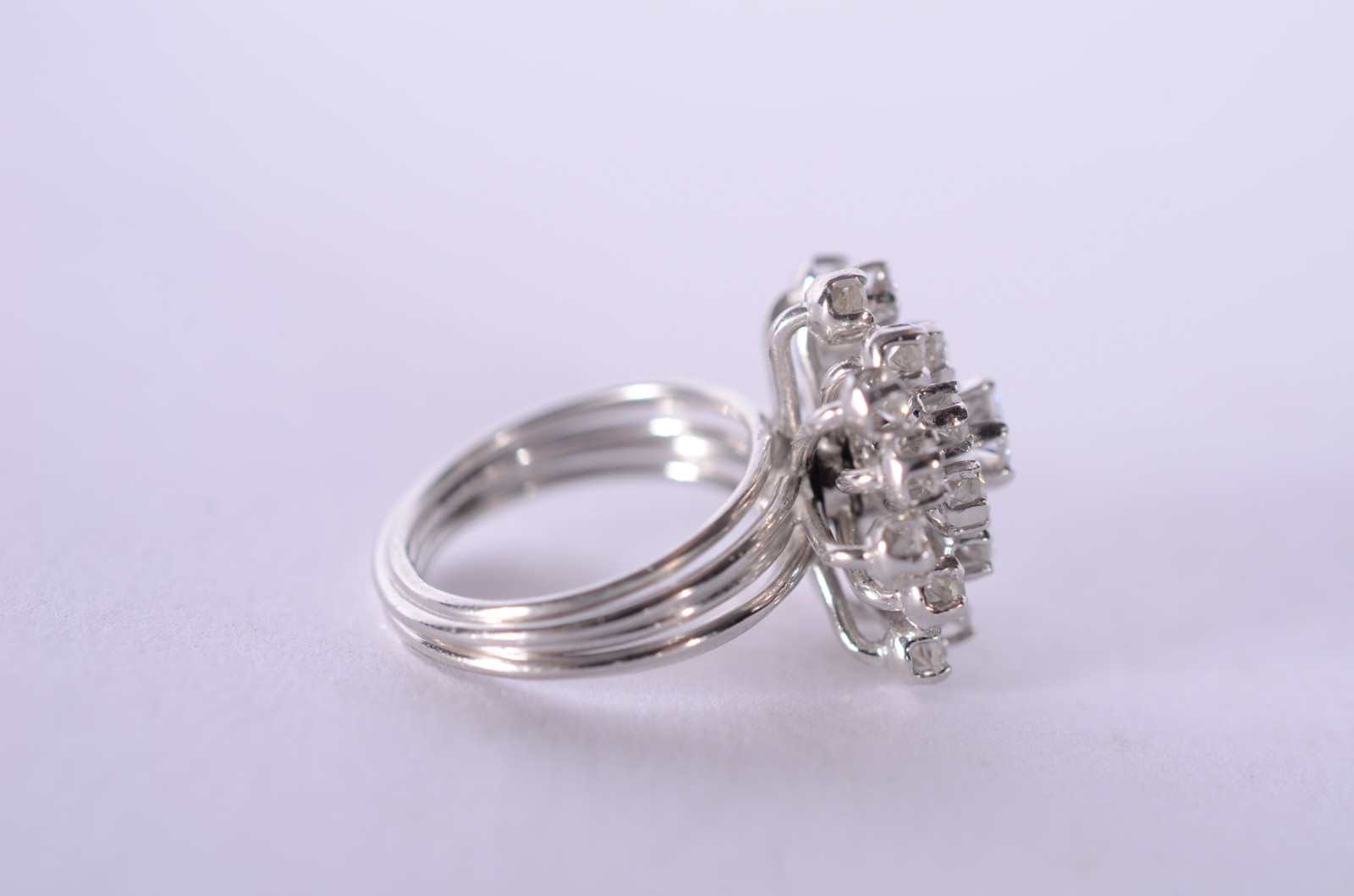 Anel de platina com aproximadamente 25 brilhantes com 1 ct lapidação... - foto 5 de 8