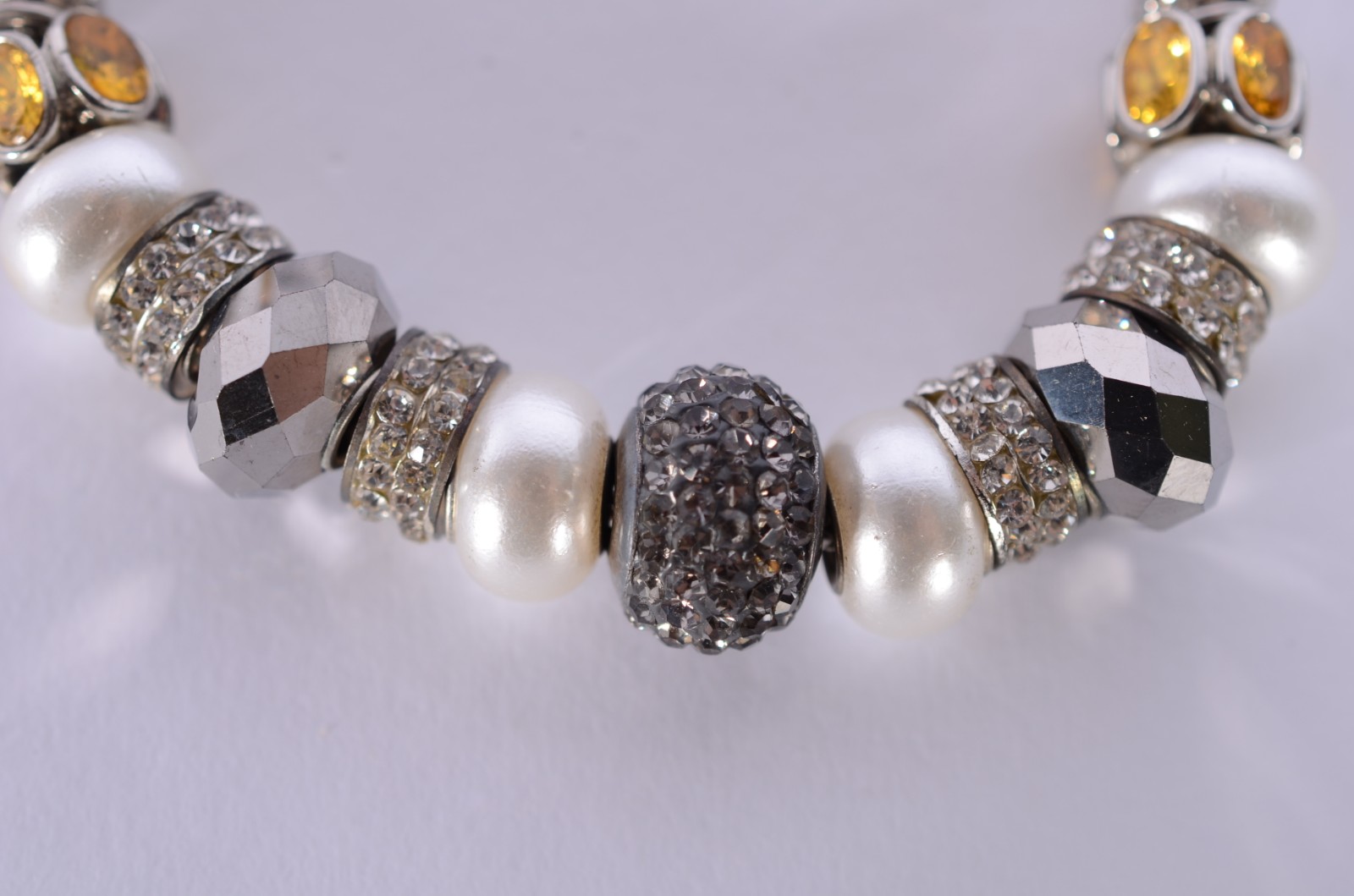 Pulseira de aço inox com berloques. No estojo. - foto 4 de 7