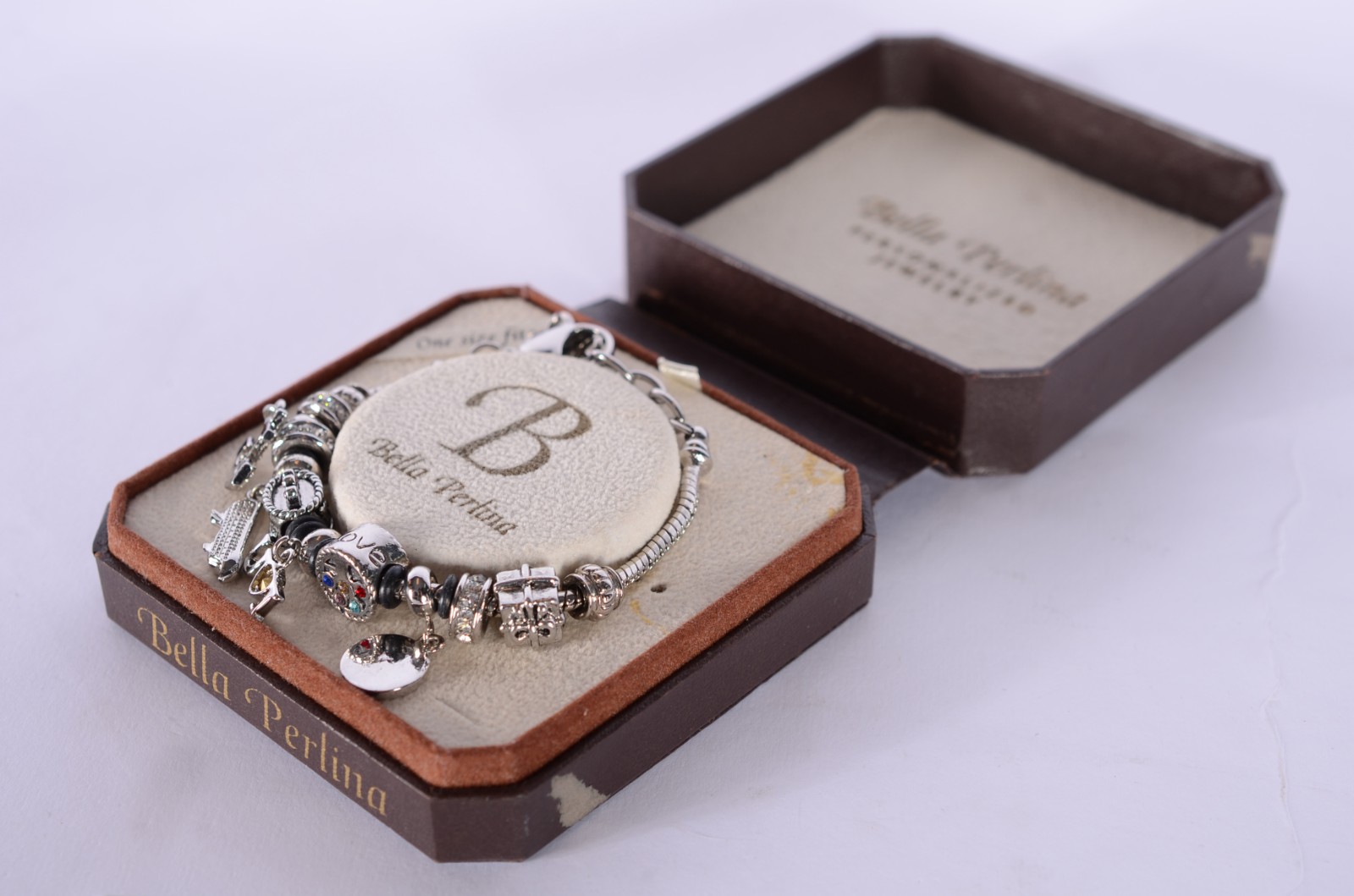 Pulseira de aço inox com berloques. No estojo. - foto 1 de 8
