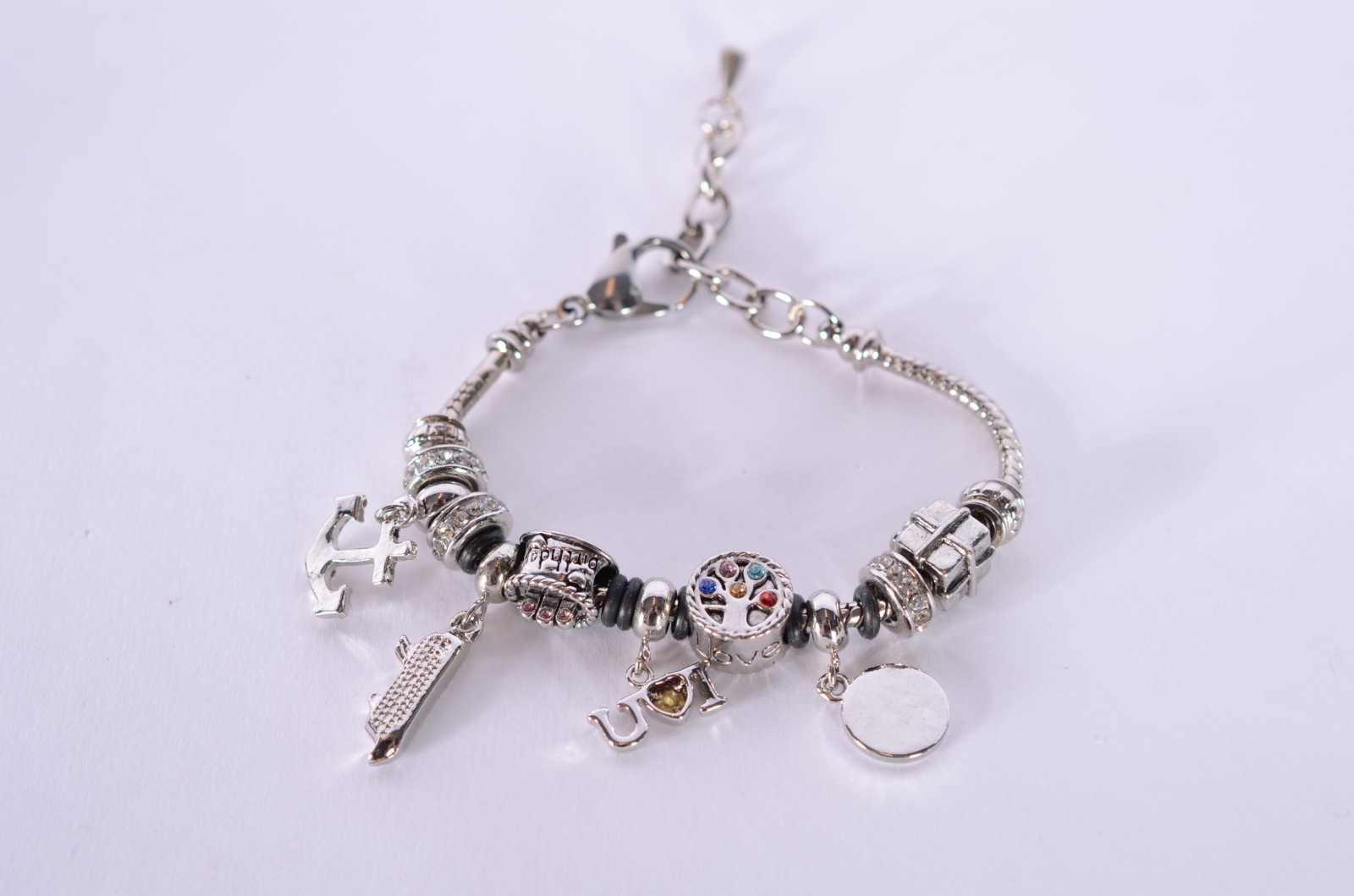Pulseira de aço inox com berloques. No estojo. - foto 3 de 8