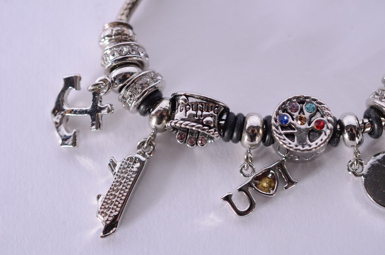 Pulseira de aço inox com berloques. No estojo. - foto 4 de 8