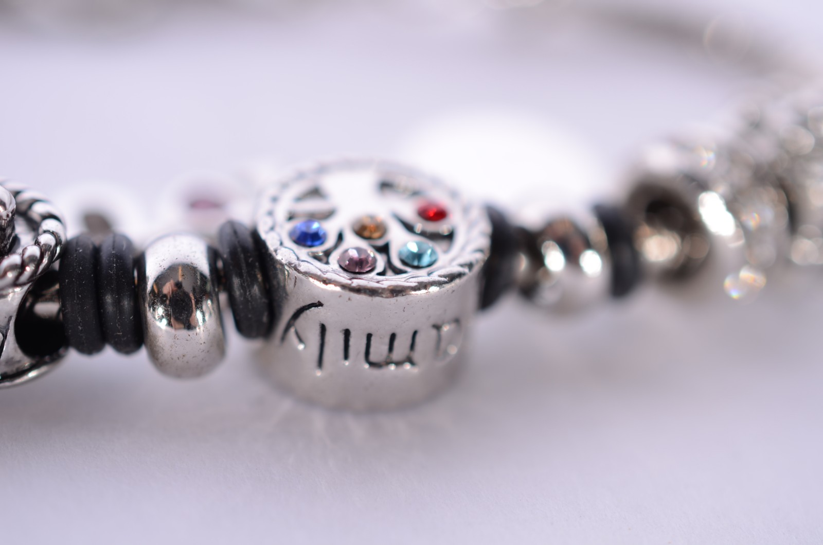 Pulseira de aço inox com berloques. No estojo. - foto 6 de 8
