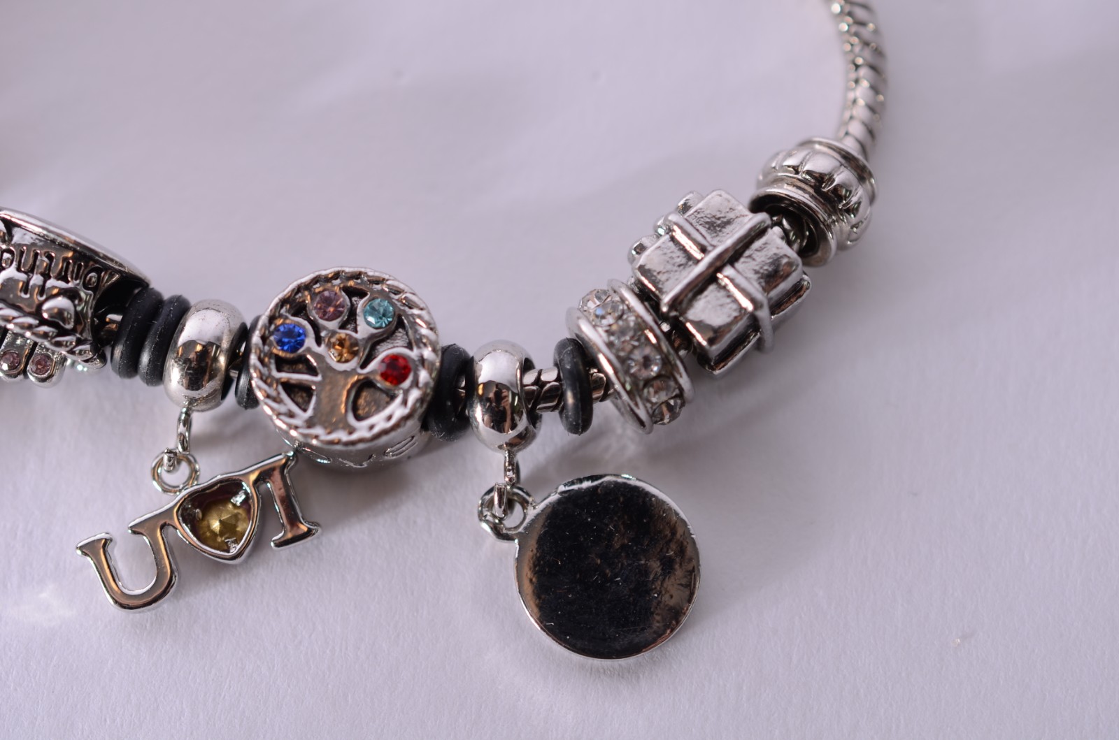 Pulseira de aço inox com berloques. No estojo. - foto 8 de 8