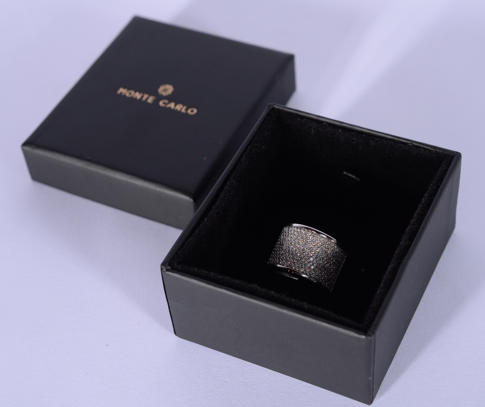 Anel de ouro branco, contraste 18 k., com pavê de zircônia, aro... - foto 2 de 8