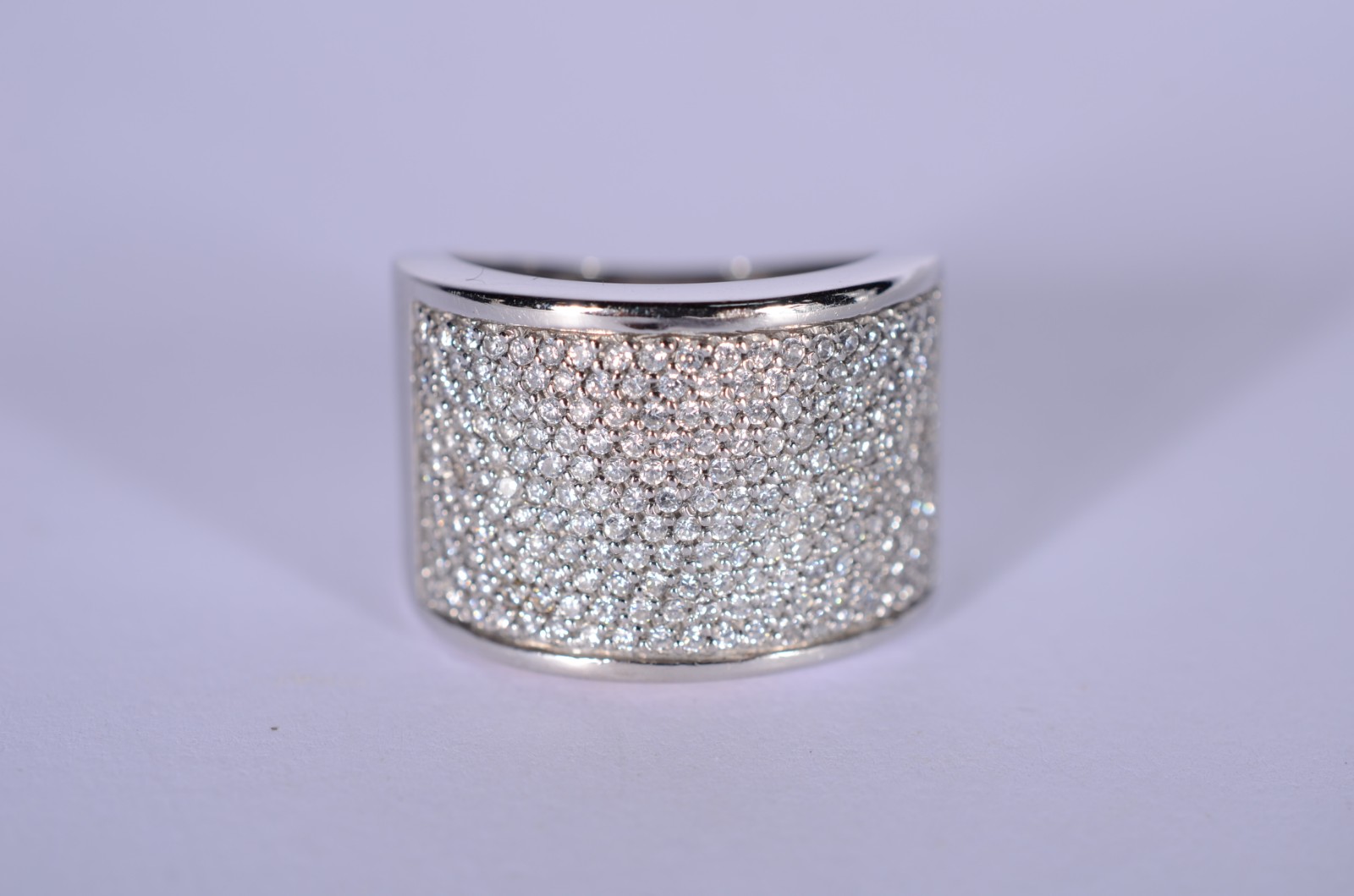 Anel de ouro branco, contraste 18 k., com pavê de zircônia, aro... - foto 3 de 8