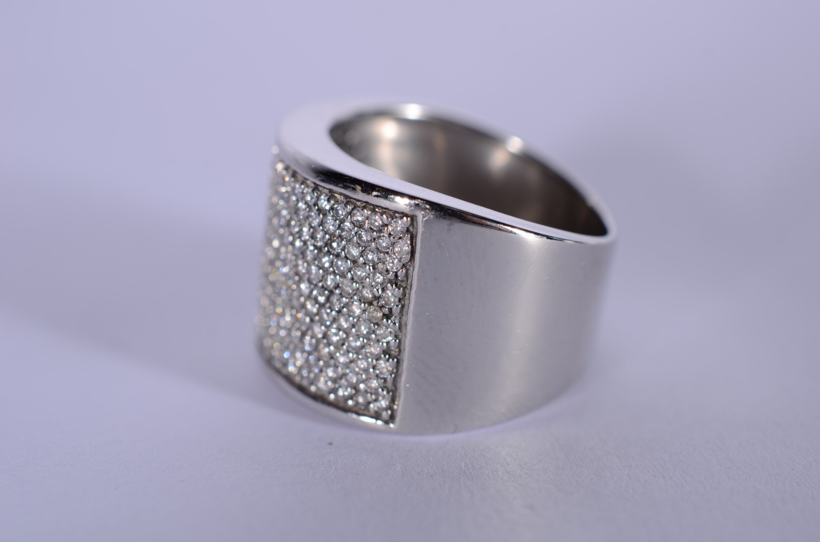 Anel de ouro branco, contraste 18 k., com pavê de zircônia, aro... - foto 1 de 8