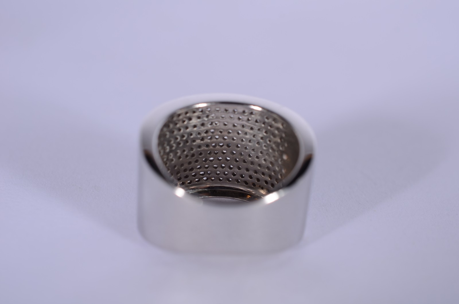Anel de ouro branco, contraste 18 k., com pavê de zircônia, aro... - foto 5 de 8