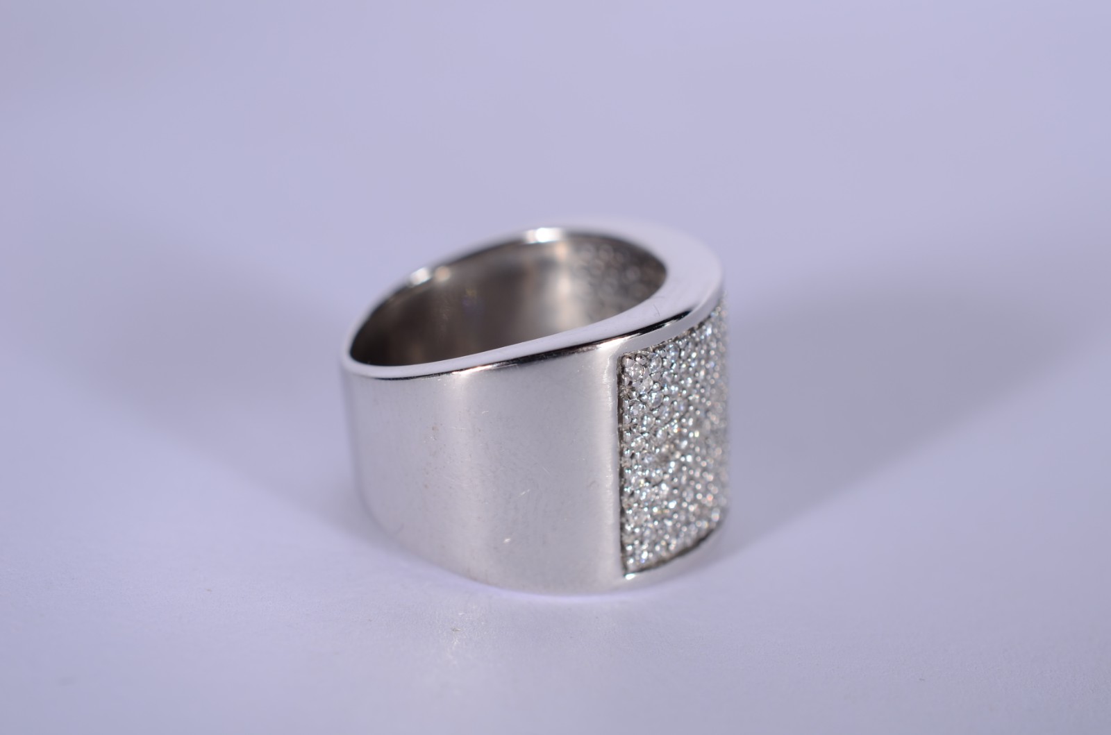 Anel de ouro branco, contraste 18 k., com pavê de zircônia, aro... - foto 6 de 8