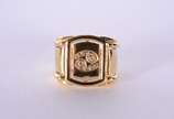 Anel de ouro 18 k., com símbolo do signo de "câ... - Anel de ouro 18 k., com símbolo do signo de "câncer" com aproximadamente 12 brilhantes, aro 17. (Por motivos de segurança a peça não se encontra...