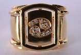Anel de ouro 18 k., com símbolo do signo de "câ... - Anel de ouro 18 k., com símbolo do signo de "câncer" com aproximadamente 12 brilhantes, aro 17. (Por motivos de segurança a peça não se encontra...
