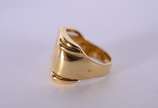 Anel de ouro 18 k., com símbolo do signo de "câ... - Anel de ouro 18 k., com símbolo do signo de "câncer" com aproximadamente 12 brilhantes, aro 17. (Por motivos de segurança a peça não se encontra...