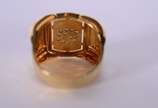 Anel de ouro 18 k., com símbolo do signo de "câ... - Anel de ouro 18 k., com símbolo do signo de "câncer" com aproximadamente 12 brilhantes, aro 17. (Por motivos de segurança a peça não se encontra...