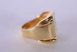 Anel de ouro 18 k., com símbolo do signo de "câ... - Anel de ouro 18 k., com símbolo do signo de "câncer" com aproximadamente 12 brilhantes, aro 17. (Por motivos de segurança a peça não se encontra...
