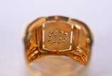Anel de ouro 18 k., com símbolo do signo de "câ... - Anel de ouro 18 k., com símbolo do signo de "câncer" com aproximadamente 12 brilhantes, aro 17. (Por motivos de segurança a peça não se encontra...
