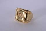Anel de ouro 18 k., com símbolo do signo de "câ... - Anel de ouro 18 k., com símbolo do signo de "câncer" com aproximadamente 12 brilhantes, aro 17. (Por motivos de segurança a peça não se encontra...